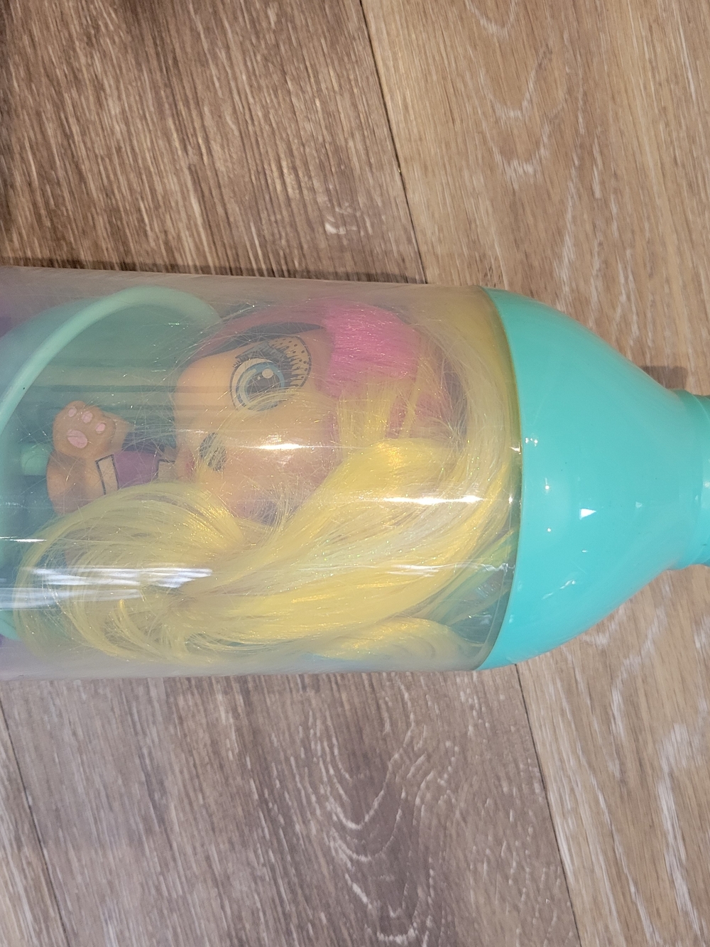Mystery VIP pets Doll in Teal Capsule - Yellow Hair &pink Hair